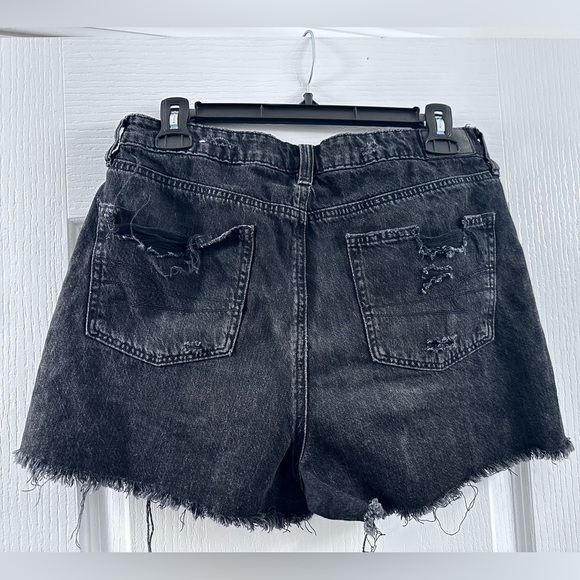 American Eagle Crossover mom jean shorts, size 10 - Picture 2 of 4